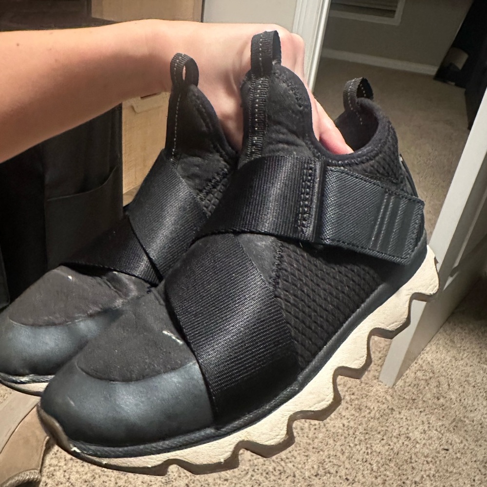 Sorel Size 6 Women’s Kinetic Sneak Black Sneakers Adjustable Strap Shoes Low Top - Picture 12 of 13